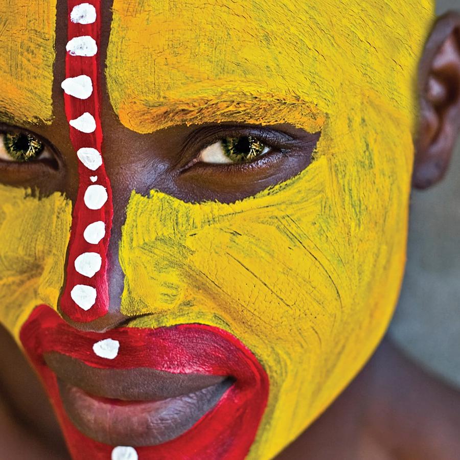 脸上涂着部落色彩的非洲人.